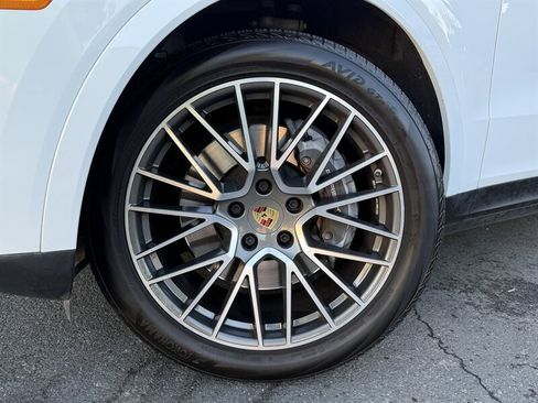 Used 2021 Porsche Cayenne AWD/4WD image 7