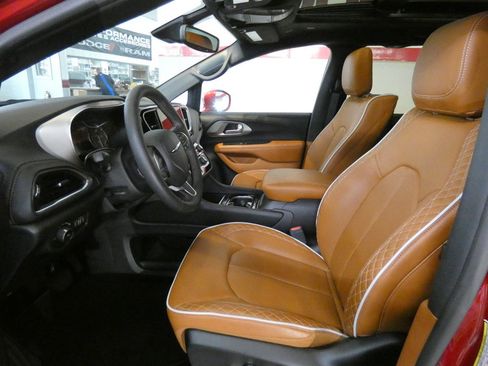 Used 2024 Chrysler Pacifica Pinnacle FWD image 10