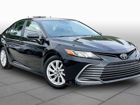 Used 2022 Toyota Camry LE FWD image 3