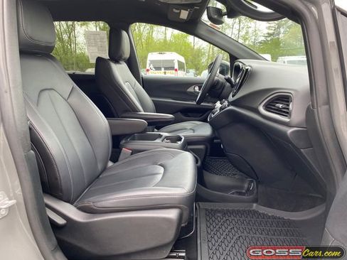Used 2025 Chrysler Pacifica Select FWD image 6