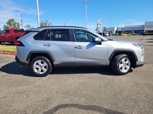 Used 2021 Toyota RAV4 XLE FWD image 3