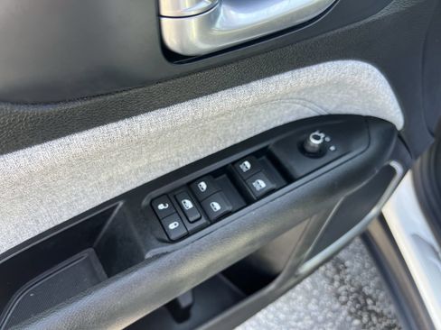 Used 2022 Jeep Compass Latitude FWD image 15