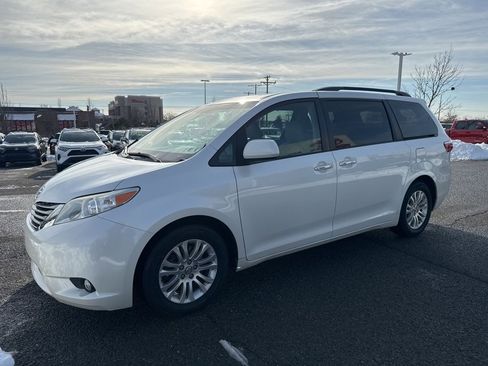 Used 2016 Toyota Sienna XLE Premium image 2