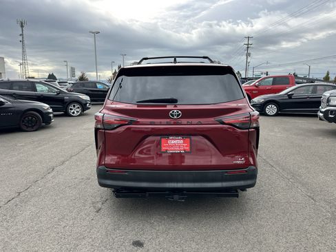 Used 2021 Toyota Sienna LE image 4