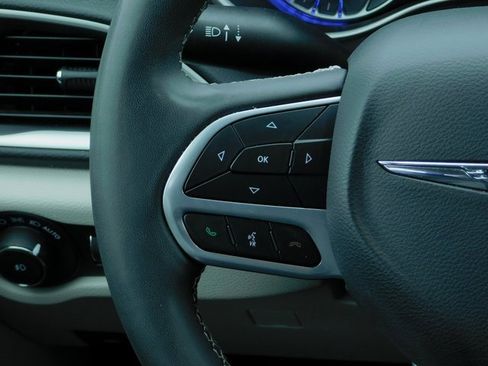 Used 2023 Chrysler Pacifica Touring-L image 20