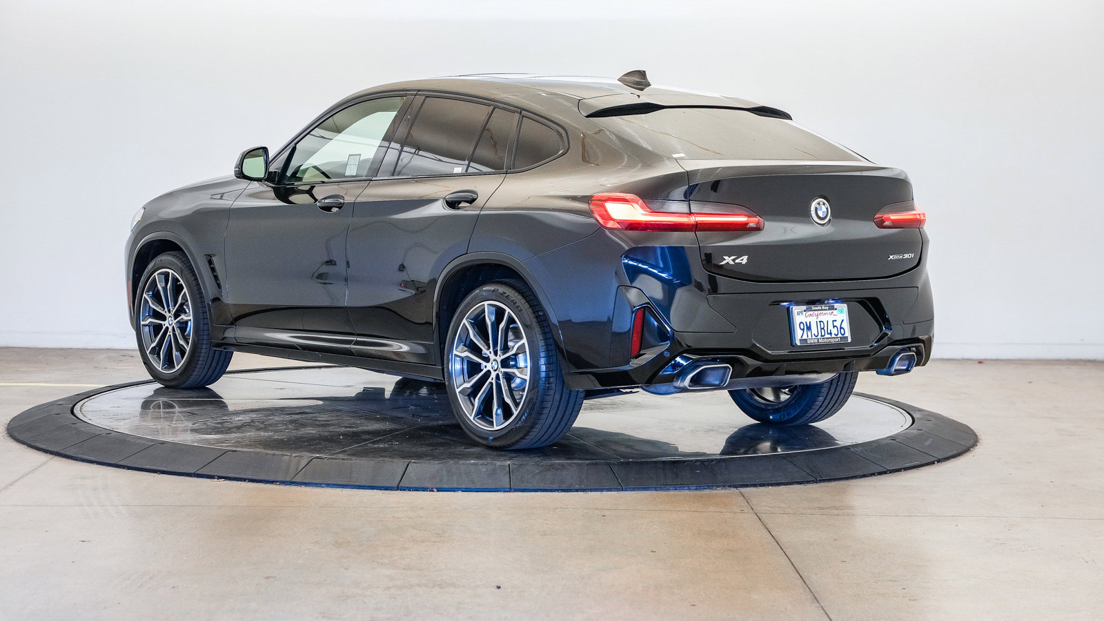 Used 2022 BMW X4 xDrive30i w/ M Sport Package 2 AWD/4WD image 2