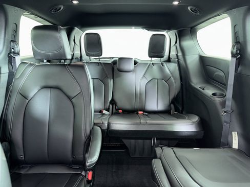 New 2026 Chrysler Pacifica Select AWD/4WD image 10