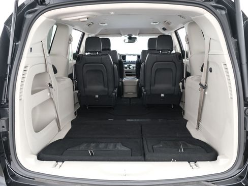 Used 2022 Chrysler Pacifica Touring-L FWD image 38