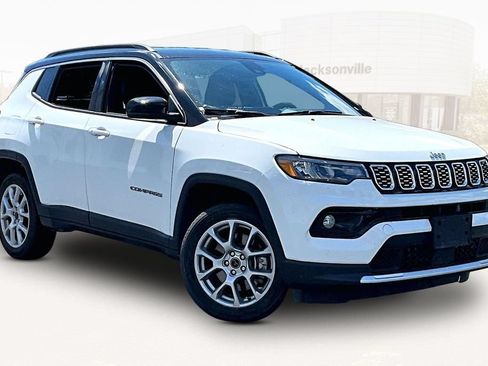 Used 2025 Jeep Compass Limited AWD/4WD image 3