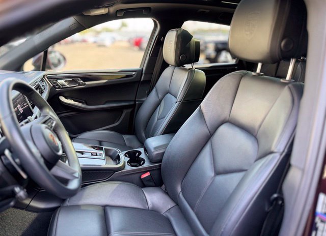 Used 2025 Porsche Macan AWD/4WD image 15