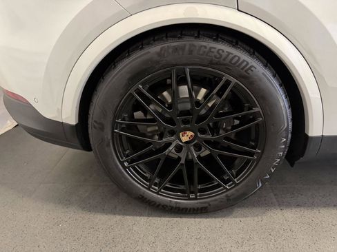 Certified 2025 Porsche Cayenne Coupe image 12