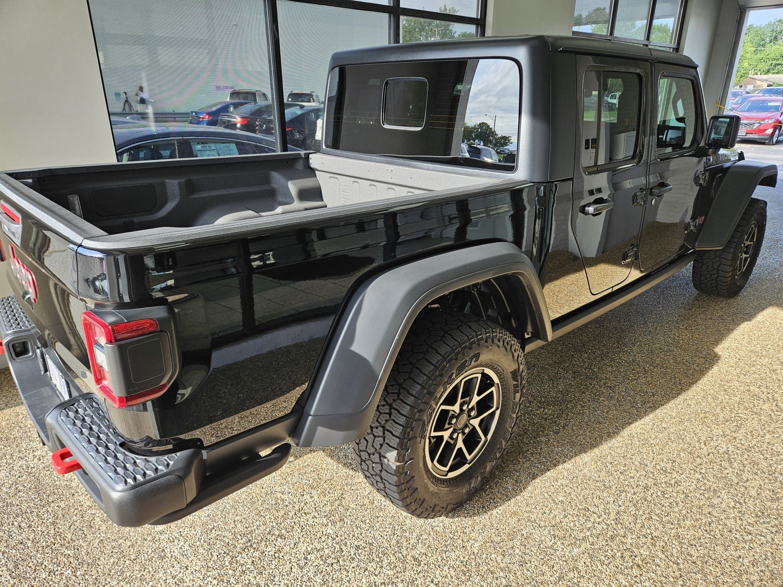 Used 2025 Jeep Gladiator Rubicon w/ Convenience Group AWD/4WD image 2