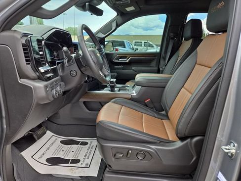 Used 2025 Chevrolet Silverado 1500 High Country w/ High Country Premium Package AWD/4WD image 2