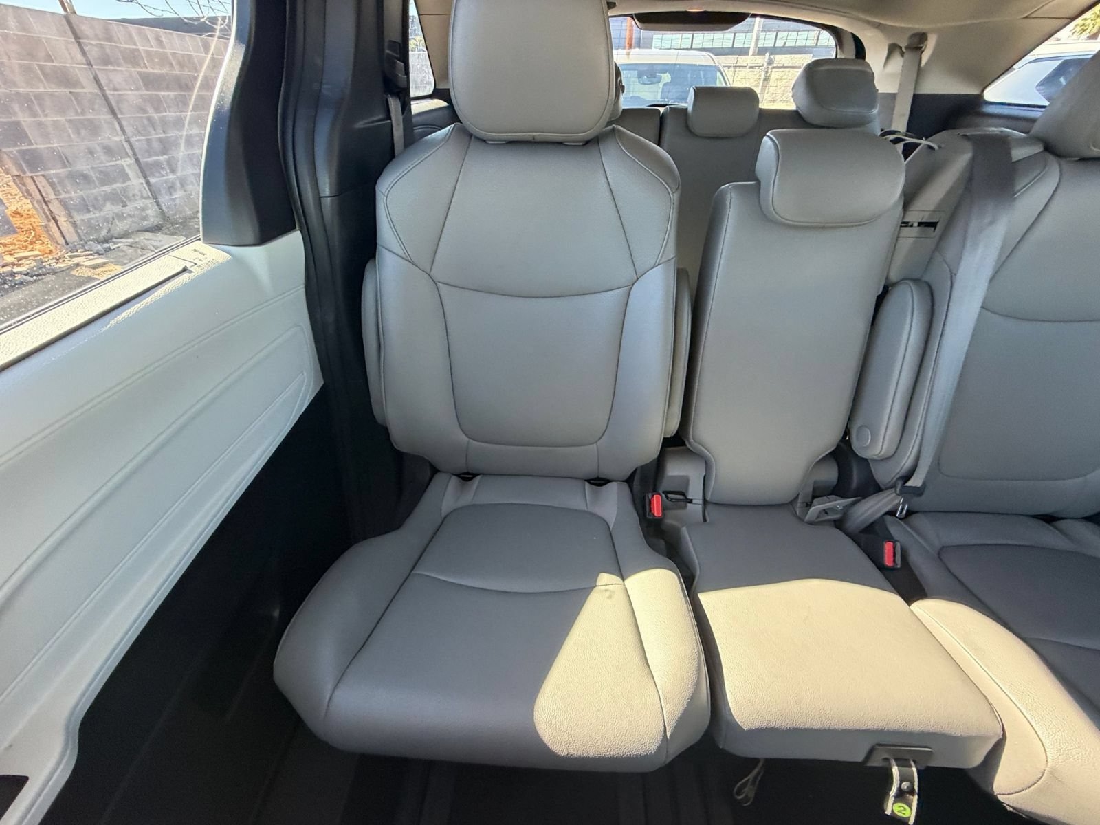 Used 2025 Toyota Sienna XLE FWD image 41