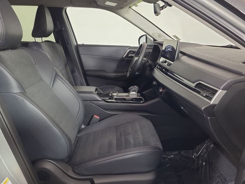 Used 2025 Mitsubishi Outlander AWD image 22