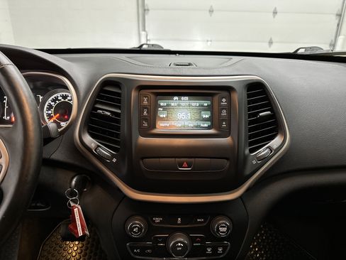 Used 2015 Jeep Cherokee Latitude w/ Cold Weather Group AWD/4WD image 26