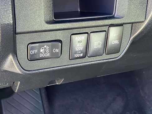 Used 2018 Toyota Tacoma SR image 5