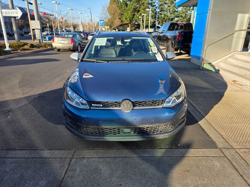 Used 2017 Volkswagen Golf Alltrack S image 3