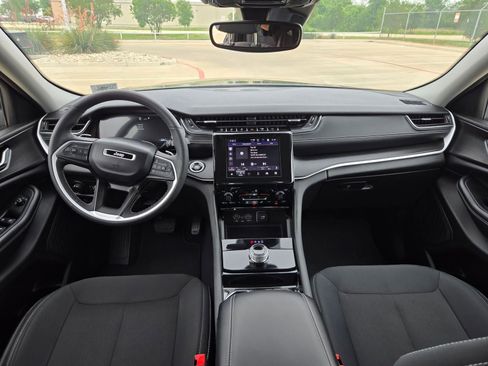 Used 2023 Jeep Grand Cherokee Laredo w/ Luxury Tech Group I RWD image 15