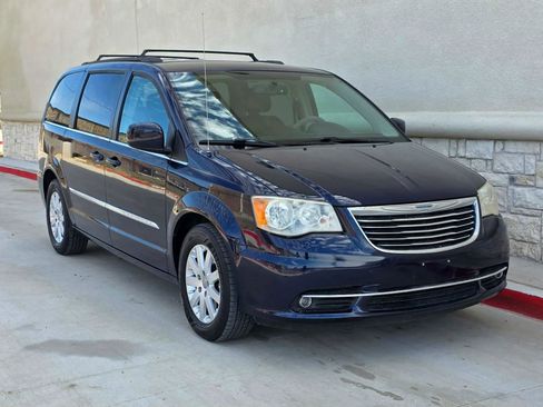 Used 2014 Chrysler Town & Country Touring image 1