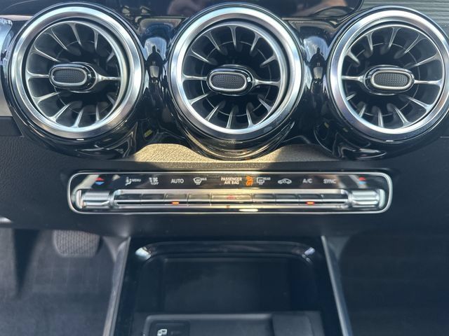 Used 2023 Mercedes-Benz GLB 250 4MATIC w/ Premium Package image 19