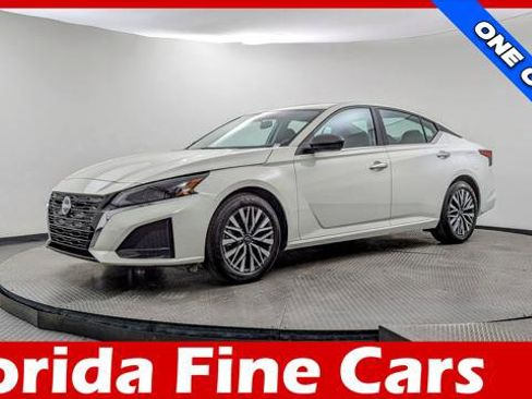 Used 2025 Nissan Altima 2.5 SV image 1