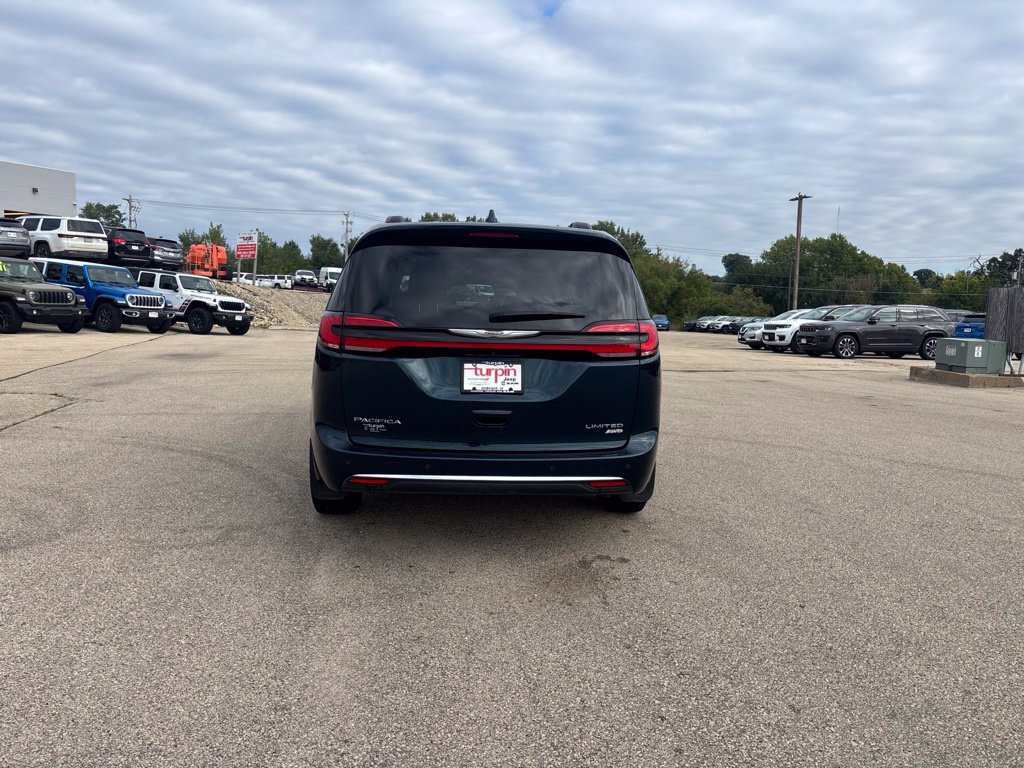 Used 2022 Chrysler Pacifica Limited AWD/4WD image 4