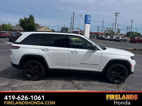 Used 2023 Jeep Grand Cherokee Altitude AWD/4WD image 6