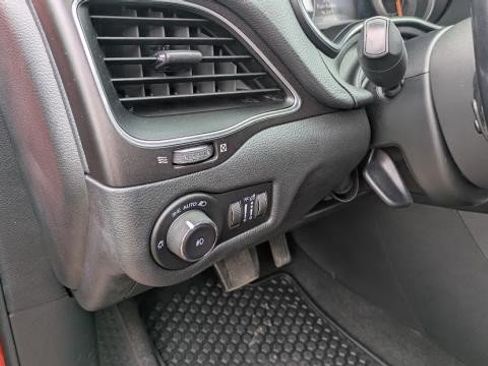 Used 2021 Jeep Cherokee Trailhawk AWD/4WD image 9