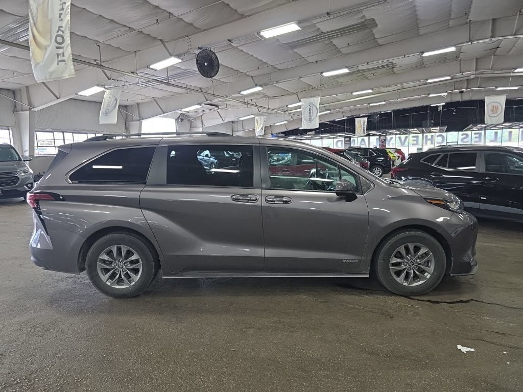 Used 2021 Toyota Sienna XLE w/ XLE Plus Package FWD image 2