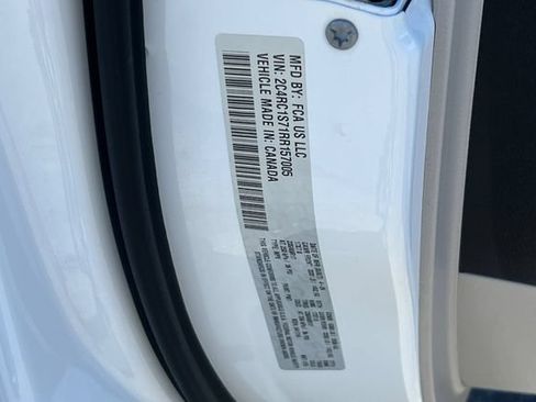 Used 2024 Chrysler Pacifica Limited FWD image 35
