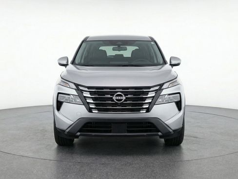 Used 2025 Nissan Rogue SV image 2