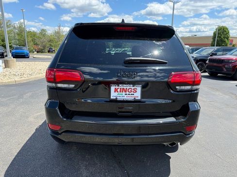 Used 2018 Jeep Grand Cherokee Altitude AWD/4WD image 4