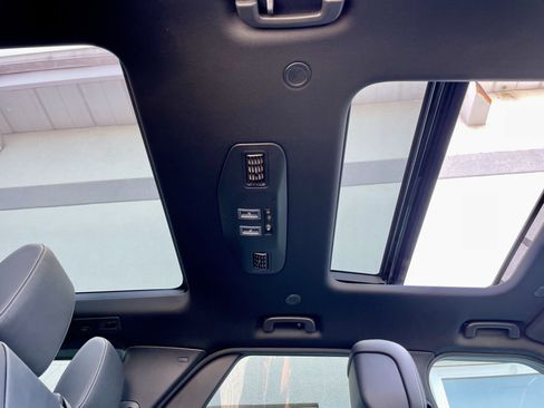 Certified 2025 Land Rover Discovery Dynamic SE AWD/4WD image 17