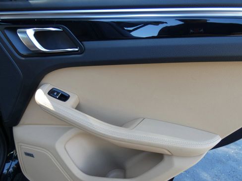 Used 2018 Porsche Macan Sport Edition image 45