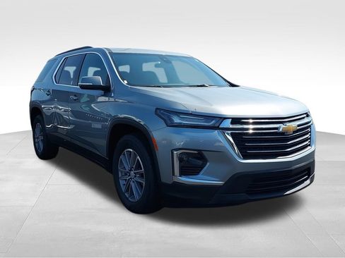 Used 2023 Chevrolet Traverse LT FWD image 2