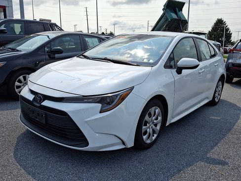 Used 2025 Toyota Corolla LE FWD image 2