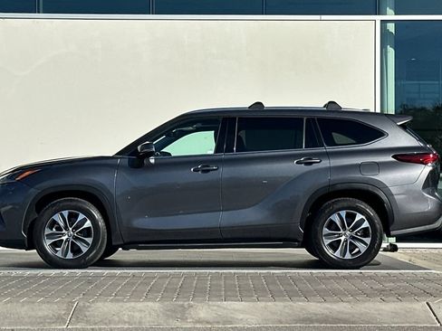 Used 2021 Toyota Highlander XLE FWD image 6