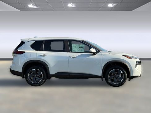 Certified 2026 Nissan Rogue SV FWD image 11