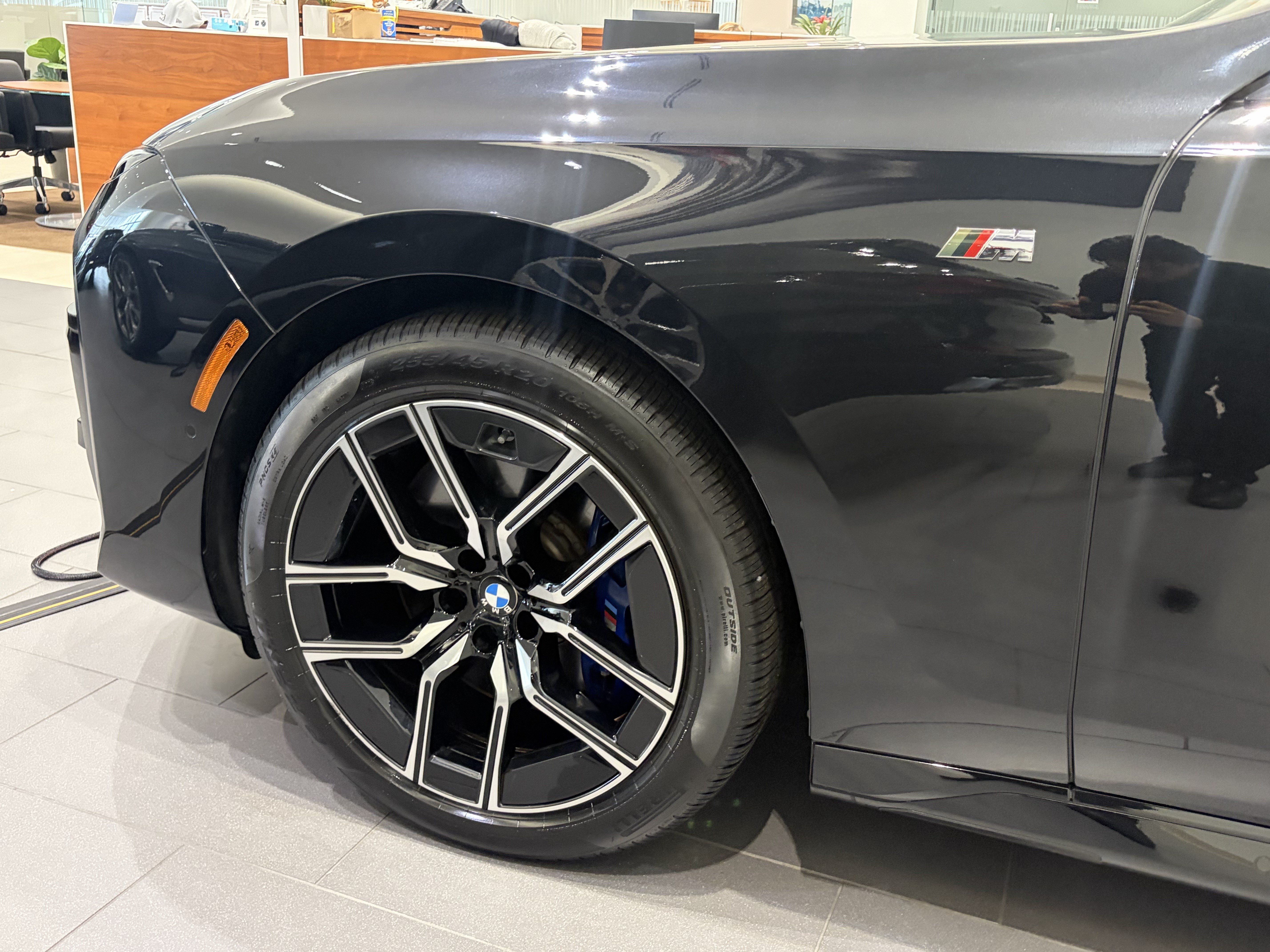 Certified 2025 BMW 760i xDrive w/ Executive Package AWD/4WD image 4
