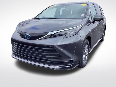 Used 2025 Toyota Sienna LE image 6