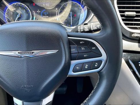 Used 2023 Chrysler Pacifica Touring-L FWD image 19