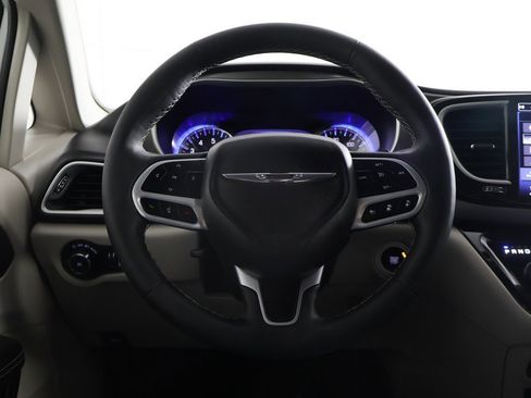 Used 2024 Chrysler Pacifica Touring-L image 35