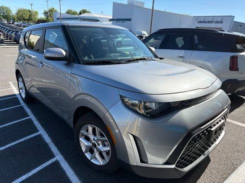 Used 2025 Kia Soul LX w/ LX Technology Package FWD image 2