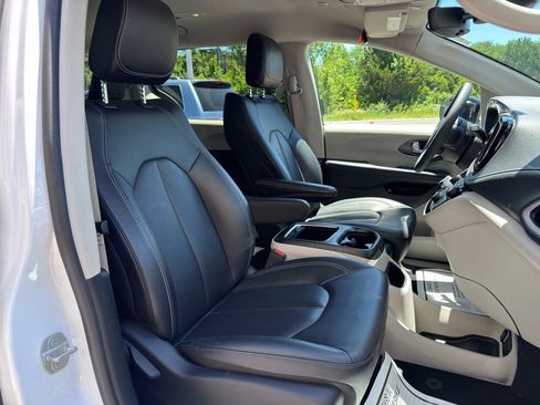Used 2024 Chrysler Pacifica Limited FWD image 32