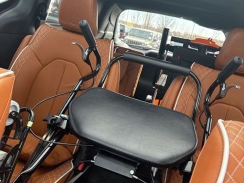 Used 2025 Chrysler Pacifica Pinnacle image 17