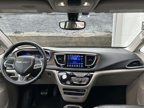Certified 2017 Chrysler Pacifica Touring-L Plus image 10