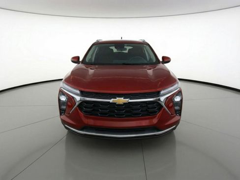 Used 2025 Chevrolet Trax LT FWD image 2