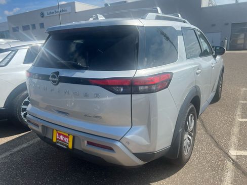 Used 2022 Nissan Pathfinder SL AWD/4WD image 3