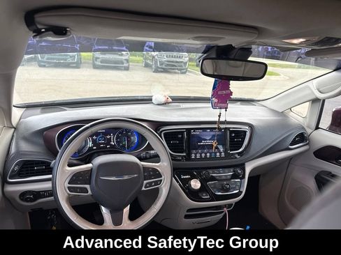 Used 2020 Chrysler Pacifica Limited w/ Tire & Wheel Group FWD image 6